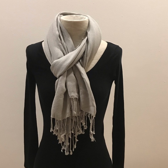 Light grey rectangular fringed Pashmina. Excellent used condition - Picture 6 of 10